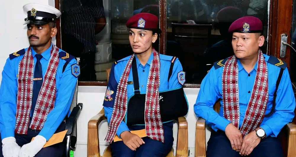 प्रहरीमाथि जाइलाग्ने युवकलाई समात्ने तीन प्रहरीलाई नगद पुरस्कार